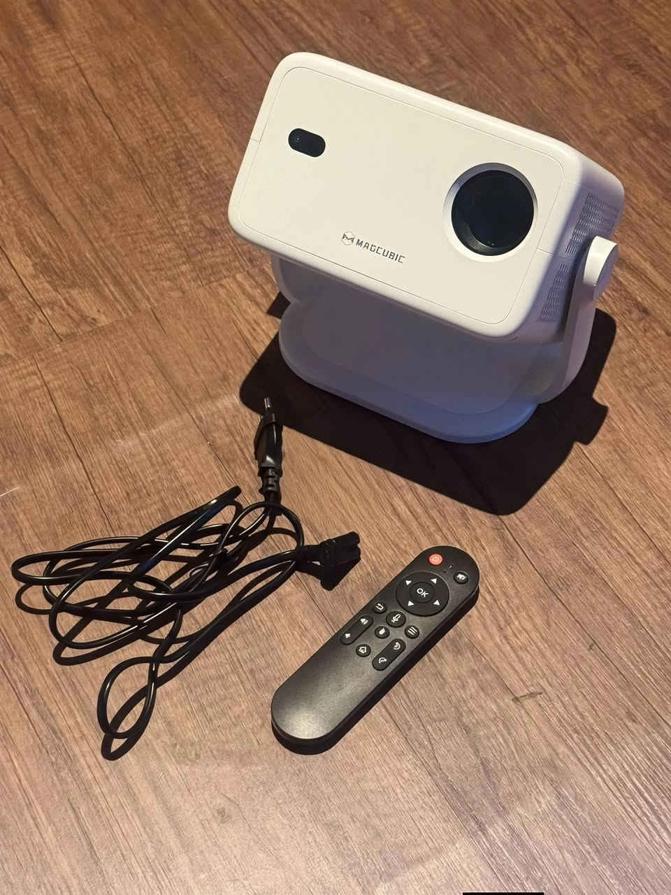 جهاز العرض (البروجكتور) المعروض هو طراز Magcubic L018 LED Projector. يأتي الجهاز بدقة أصلية 1080P Full HD، ويدعم تشغيل محتوى بدقة 4K. 
يتميز هذا البروجكتور بما يلي:
الميزات الذكية: يعمل بنظام التشغيل أندرويد 11 أو أندرويد 14 (حسب الإصدار)، مما يتيح تثبيت تطبيقات البث مثل يوتيوب ونتفليكس مباشرة على الجهاز.
الاتصال: مزود بتقنية Wi-Fi 6 مزدوجة النطاق (2.4G+5G) وبلوتوث 5.2 أو 5.4 لاتصال سريع ومستقر.
الشاشة والصوت: يوفر سطوعًا يصل إلى 650 ANSI لومن، مع تصحيح تلقائي للميلان (Auto Keystone) وتركيز تلقائي (Auto Focus)، ومكبر صوت HiFi مدمج.
التصميم: يتميز بحامل قابل للدوران 360 درجة، مما يوفر مرونة في توجيه الصورة من الأرض إلى السقف.

متوفر قطعتين تواصل خاص


**إذا كنت صاحب هذا الإعلان وتريد حذفه لأي سبب، رجاءا أرسل رسالة إلى الدعم الفني**