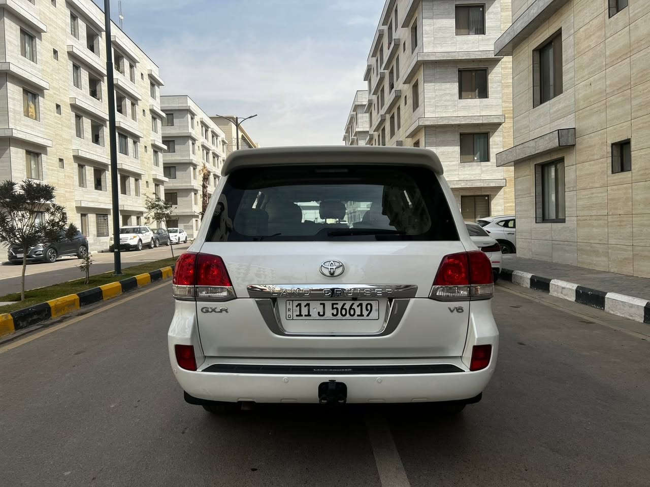 السلام عليكم لاندكروز موديل ١١ ستيني اصل تكمة وسنوية السيارة باسمي رقم دولي الجديد مكفول من حادث وصبغ وتبديل ومحرك وكير جاهزة ومابيها اي نقص تخم تاير وصدر جديد ونظافتها احلى من الصور ماشية ١٠٣ حقيقي شرط الفحص 
فتحة سقف سلايت 
بصمة ابواب وتشغيل 
فور ويل 
سبعة راكب 
داخل جلد بيجي 
مقعد السائق كهرباء 
انارة داخلية
اشاير مري 
مري شفط 
تحكم ستيرن 
حساس امامي خلفي 
زراك لايت 
اضاءة زنون 
مكانها بغداد وسعرها ٣٢٥ للاتصال 
***********
