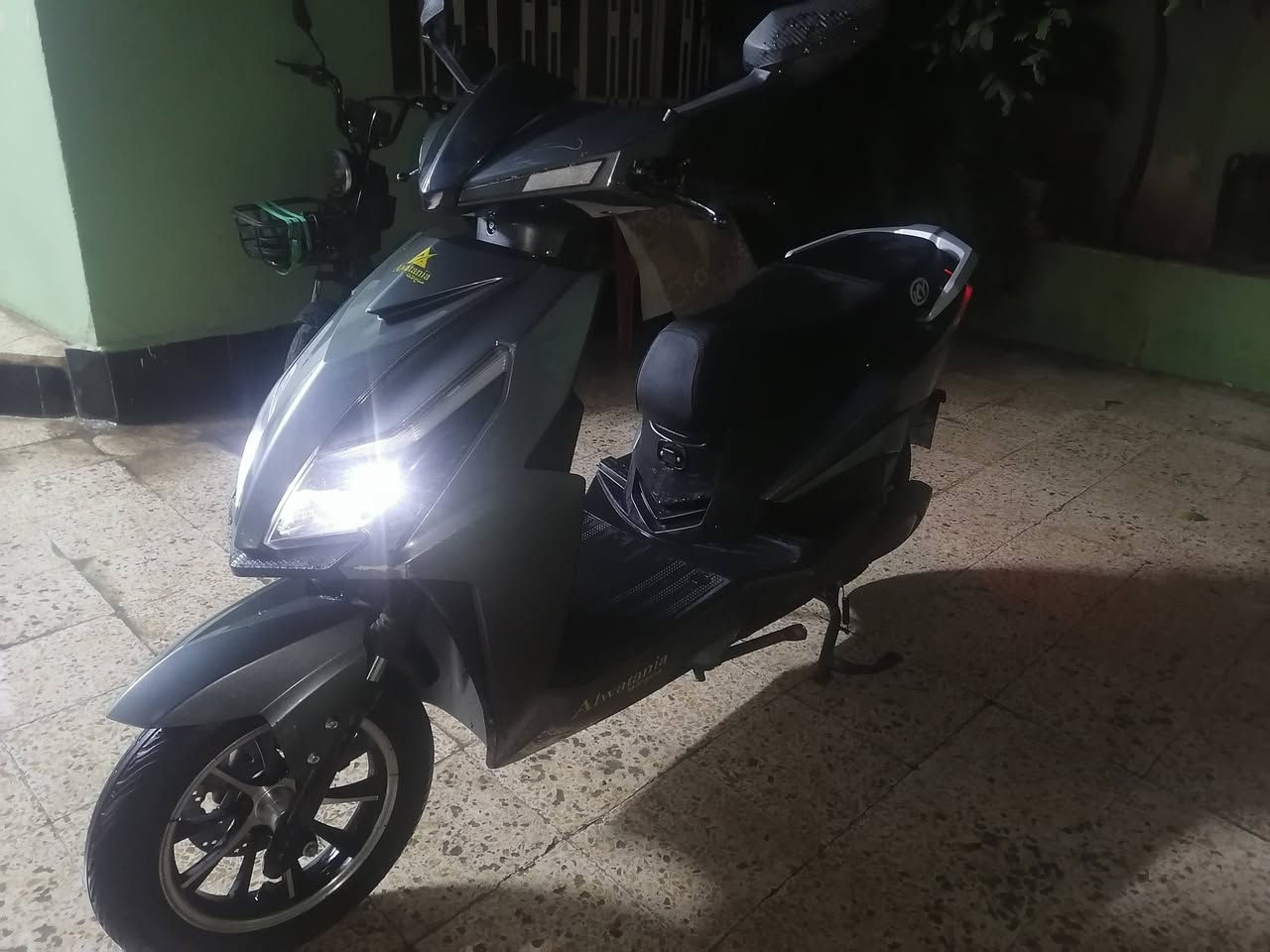 السلام عليكم
دراجة شحن  سكنس 

موديل 2025 
ثلاث سرعات 40_ 50_ 60 
الرجوع  R
لايت LED عالي - ناصي 
اشاير شغاله + خلاط 
دراجة شغاله ونضيفة ما متعوبه
بطاريات ممتاره اقتصادية 60 كم + شاحنه الاصليه 
 السعر على الخاص او الاتصال على الرقم ***********
