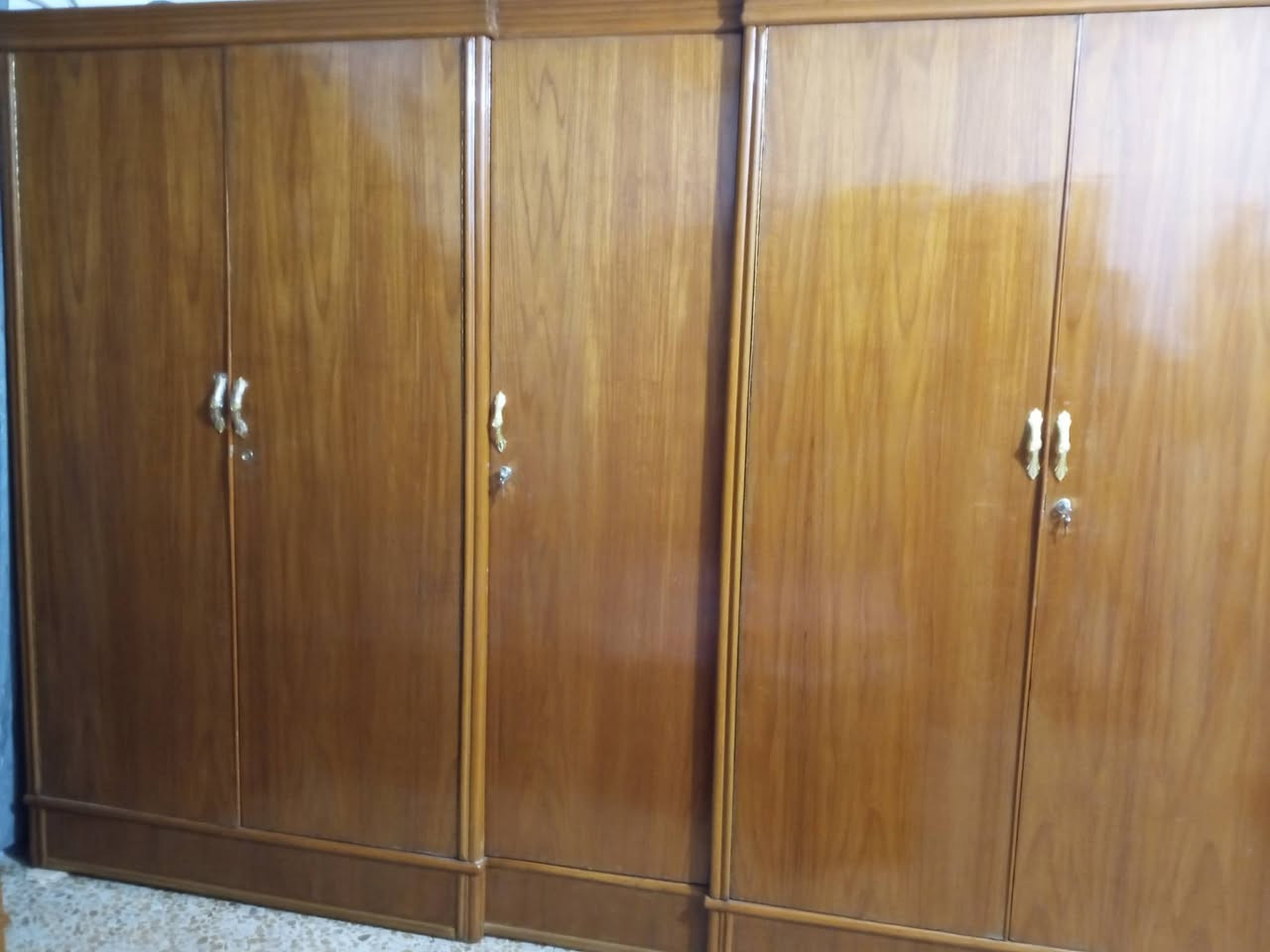 سلام عليكم  غرفه للبيع 5
بيبان  كامله رقم الهاتف  ***********
