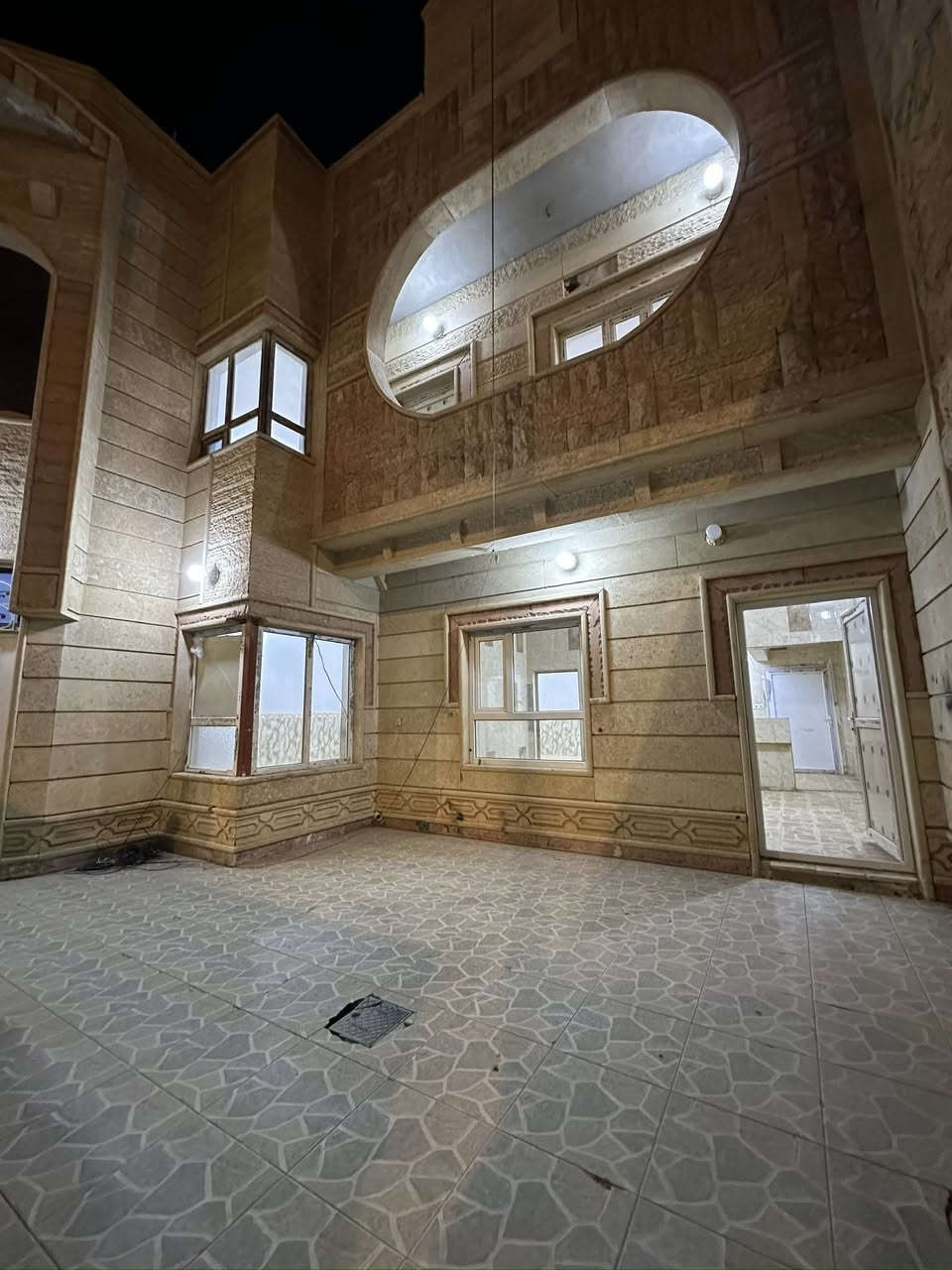 للايجار (القادسيه شارع المستشفى
مربع الحلاوي )
مساحة 200 متر 
واجه : 10 متر 
نزال : 20 متر 
شارع : ع سايدين مباشر  
٤ غرف نوم + 3 مجاميع صحيه + مطبخ  حار بارد + ستقيال 
كهرباء ٢٤ ساعه 
؛ الاستفسار  اتصال ع 
***********
