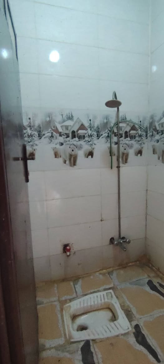 السلام عليكم  بيت للايجار طابق ونص غرفتين نوم واستقبال وصالة ومطبخ خدمات البيت كامل مكمل كاشي سراميك مكان البيت بغداد الزعفرانيه حسينية المهدي شارع سكلة ابو سعد الملكي للاستفسار الهاتف ***********
