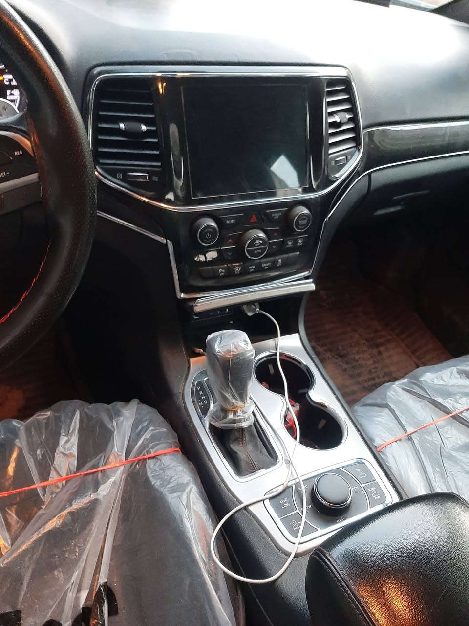 جيب كراند شيروكي موديل ٢٠٢١ امريكي ترايل هوك للبيع السعر ٢٣٠ ورقه الحادث موضح بالصور وبيه خمس قطع صبغ وبيه مجال حك الجيه بغداد الدوره *********** والمواصفات مال ترايل هوك معروفه واحد علة واحد السياره جكات
