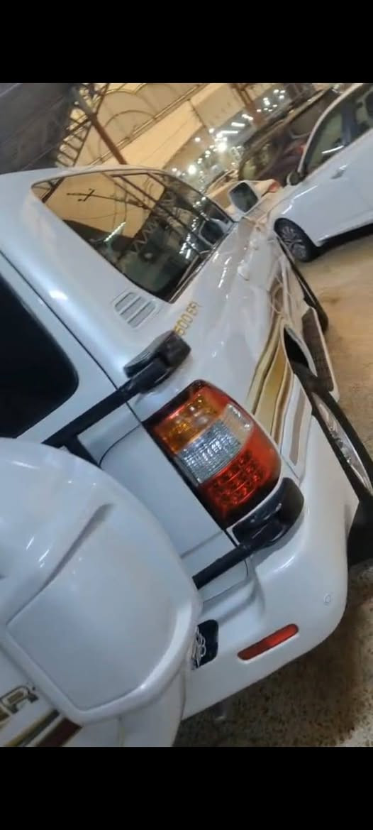 لاندكروز موديل 2006  كلش نظيفة بيهه قطعتين صبغ  باقي السيارة مكفول السنوية ب اسمي السيارة 6 سلندر  بيهه تظليل 80 بل مية من المرور وكامله مكانهه بغداد   السيارة جديدة جدآ السنوية جديد هزه جديدة وكل نواقص مابيهه   الرقم ***********
