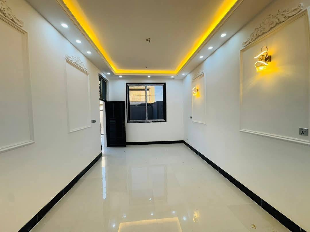 🏠 دار للبيع – طابو صرف
📏 المساحة: 150 م²
📐 الواجهة: 7.5 م | النزال: 20 م

🧱 بناء حديث – درجة أولى

🔹 الطابق الأول:
• مطبخ
• غرفة استقبال
• هول
• غرفة نوم
• مجمع صحيات
• كراج سيارة
• حديقة
• صحيات خارجية

🔹 الطابق الثاني:
• غرفتين
• هول
• مجمع صحيات

📍 الموقع: شارع 80 – الضباط الثانية

📞 للاستفسار والمزيد من التفاصيل:
مراجعة مكتب عقارات أراضي بابل الخضراء
للمقاولات العامة والتصاميم الهندسية

📍 العنوان: شارع 60 – عمود 300 – مقابل استدارة علي بقلي

👤 الشيخ حازم – أبو حيدر
📱 ***********

👤 وسام محمد
📱 ***********
