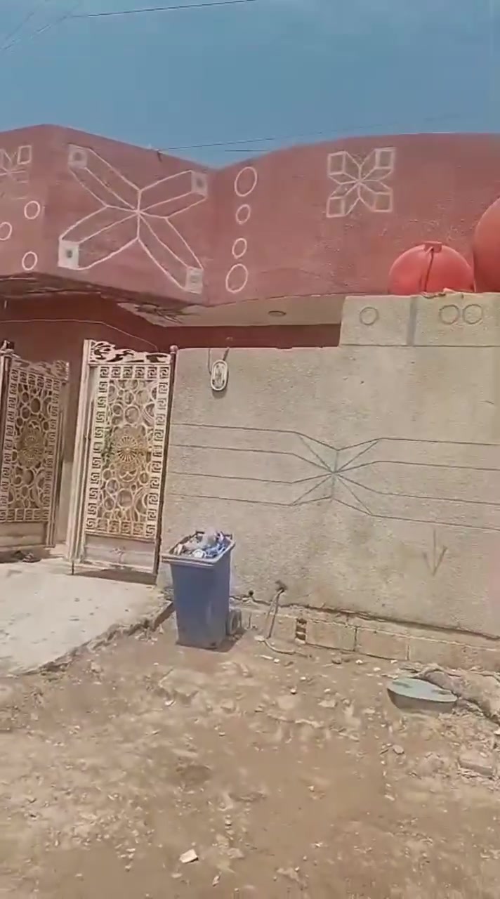 سلام عليكم بيت للبيع في منطقت حي زهراء بشارع السيد ابو السواق مساحت 150متر البنيان الي بي غرفتين نوم وصاله ومطبخ واستقبال وصحيات البيت صب مسلح مياء خطين خابط او حلو مجاري جديده ثاني بيت عن ركن 
اي استفسار اتصل عله رقم ***********
بي وتساب
