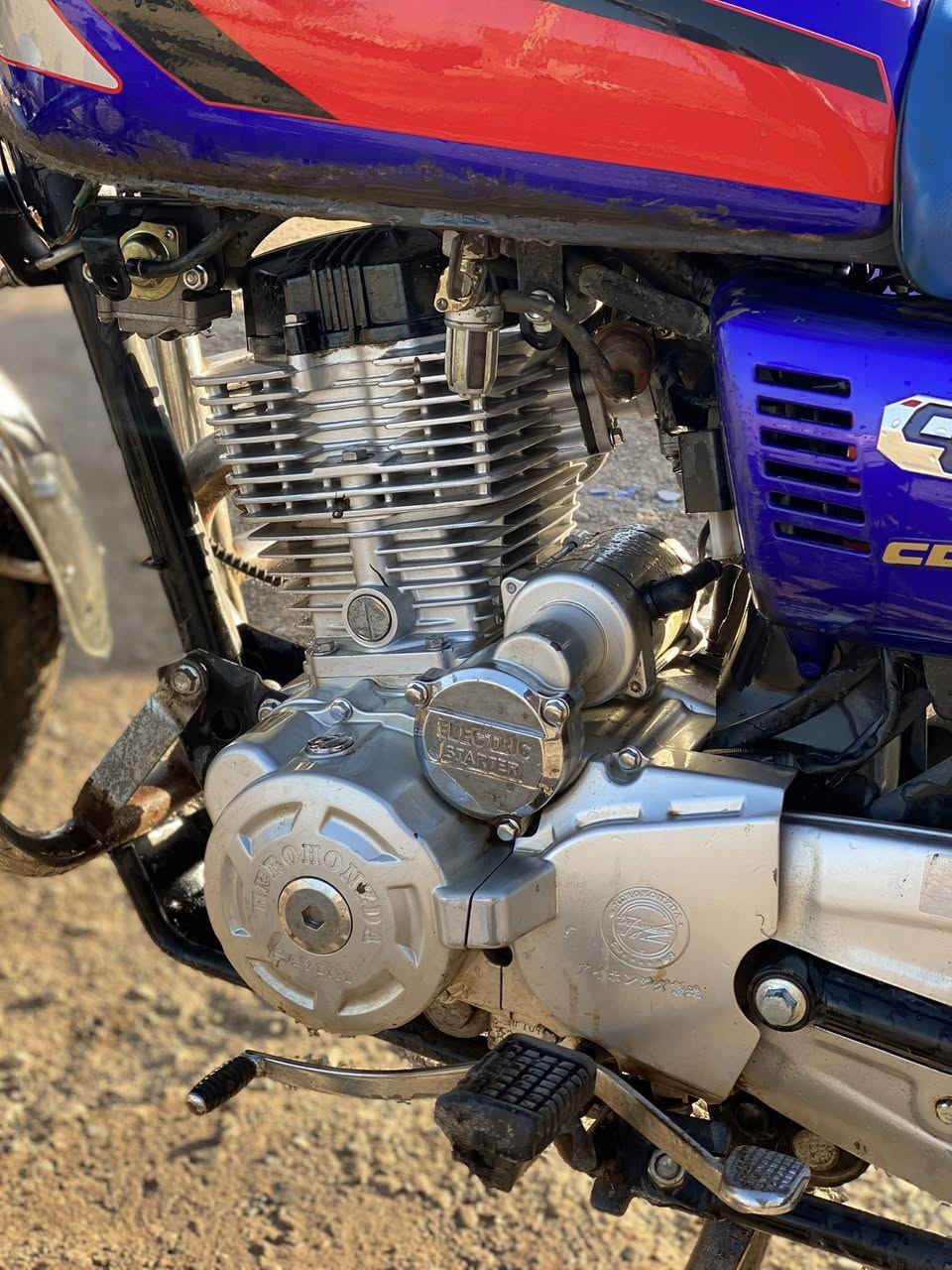 السلام عليكم موطور للبيع سيفان خمسة كير سلف كهربائيات شغال محرك 200 مامفتوح شرط لا صرف ولا تبخير موطور ما ناقصو شي جنوب الموصل ناحيه القياره  
للاستفسار الاتصال عل رقم. *********** او التواصل خاص او واتساب 
السعر700 وبي مجال مو شراي لا. تعبني
