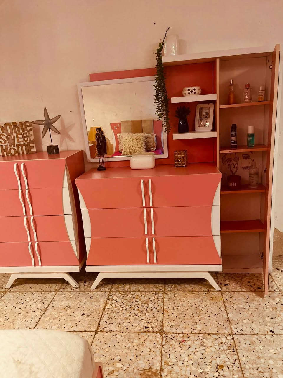 غرفه تركيه بناتيه 7قطع ماخذته من هوم سنتر نظيفه جدااا
📍السعر 650📍وبيه مجال 
المكان زعفرانيه واكوتوصيل 
***********
