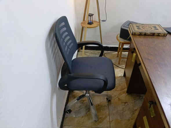 ميز مكتب مع كرسي دوار السعر ١٥٠ 
عنوان الكاظمية ***********
