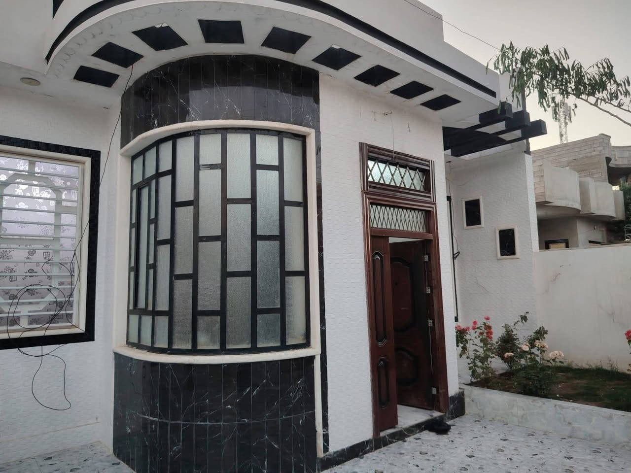 بيت للبيع في منطقة العبور يبعد عن الشارع 300متر قرب جامع الحاج موسى مساحة البيت 240متر واجه 10 نزال 24ركن الشارع 12متر الاساس بادلو عدد الغرف 2استقبال 7في4 هول داخلي 9في 4 مطبخ حار وبارد زايد مخزن تواليت داخلي مغربي وخارجي شرقي كراج سياره وصل بلديه رقم الهاتف *********** 
***********
