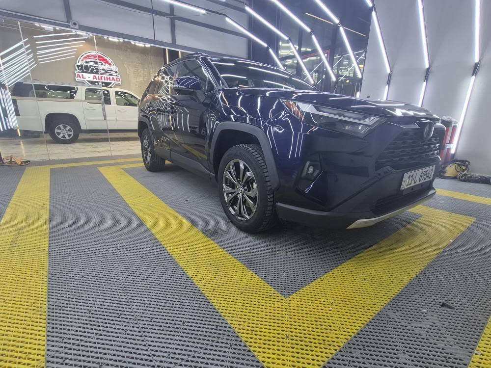 السلام عليكم....
TOYOTA  RAV4 HYBRD
XLE  PREMUM
لون حبري مميز 
موديل 2023 
فول مواصفات  هايبرد 
محرك 2.5  H 
عداد   44الف  M 
مواصفات السيارة 
بصمة  تشغيل وأبواب 
فتحة 
كشنات جلد
كشن كهرباء 
كشن خزن ميموري
تدفئة كشنات واستيرن 
انارة الداخلية ثلجي 
سماعات JBL
 دبل لدى امام بروجكتر 
رادار أمامي وجانبي وخلفي
مانع تصادم
صندوك كهرباء 
جام أربعة اوتو 
لايت اوتو 
شاشة كبيرة كامرة خلفية دوارة 
شاشة ابل كار بلي 
اشاير مري 
مانع انزلاق 
فور ويل 
٣ وضعيات للقيادة  ماوس 
تحكم استيرن فول
 مثبت سرعة واوامر صوتية ورادار تفاعلي وتحديد مسار شاشة اعطال حساس اطارات 
سيارة نظيفة جدا 
حادث بسيط بدون ايرباك 
تبديل جاملغ 
باب خلفي بارد 
صندوك أيضا بارد 
شي بسيط البارد 
سيارة رقم بغداد هزة جديدة 
ورقم الدولي 
ملاحظة / 
بالصور ناشر الشاصي وصور الحادث وسونار 
ماشية 44 الف مايل 
السعر / 23000 $
للاستفسار / ***********
