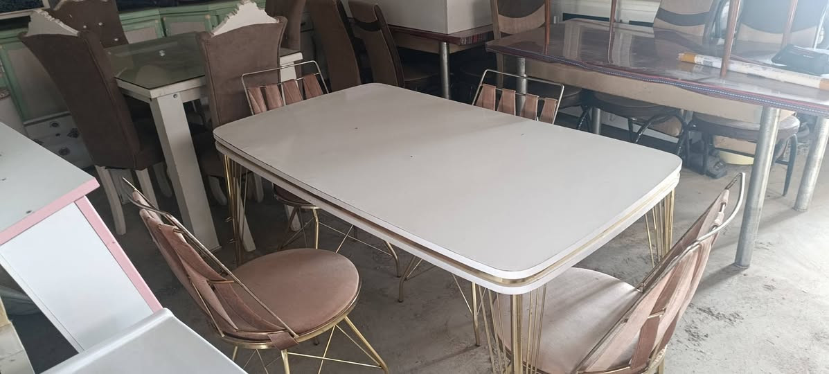 مێزەکی چار نەفەری زۆر خاوێن بۆ فرۆشتن هەر بەرێزێک خوازیارە پەیوەندی بکات یا خود نامە بنێریت 
***********
***********
تێ بینی ناو نیشانم سۆران بەرزێوە
