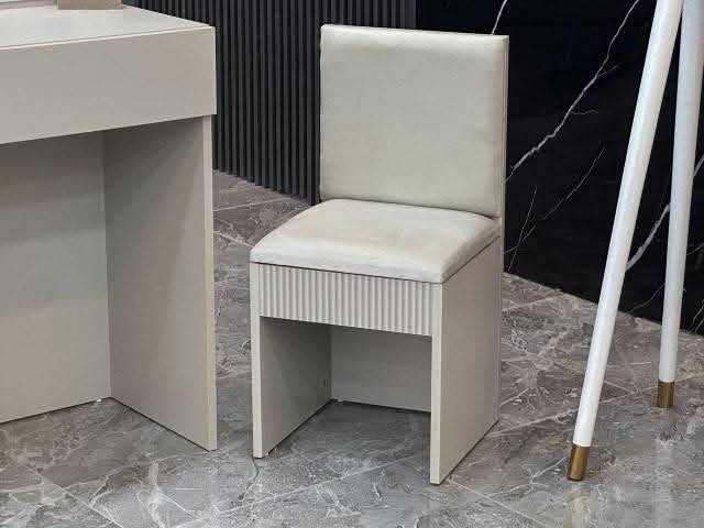 غرفة نوم تركي مستخدم 9 قطع
ميز تواليت + انارة 

كرسي ميز تواليت 

كنتور  + انارة 

سرير + ساعة رقمية وانارة 

جزامة 

طاولة سرير جانبية عدد 2

مرآة 

فقط الميز تواليت بي حرق بسيط ع الجهة اليمنى من خزاتنه السفلية اما باقي الغرفة نظافة فول شخط مابيها 

اشتريتها بمليون و550

رايدها بـ 900 قفلللل 

الي حاب يتواصل وياي على هذا الرقم 

***********

العنوان بغداد شارع حيفا
