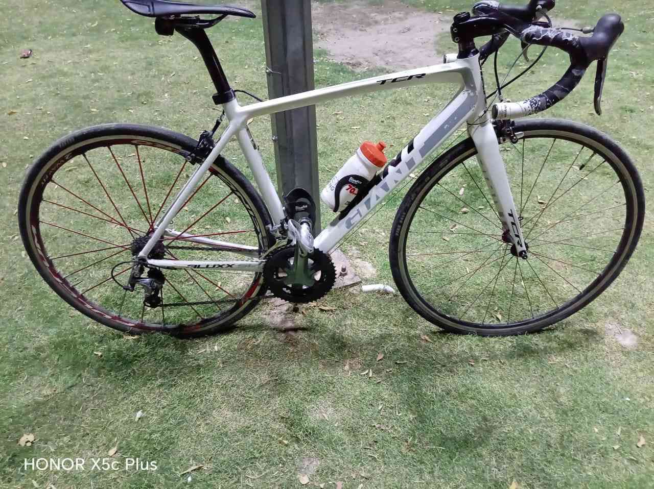 GIANT TCR ALUXX SL 🇹🇼
دراجة الطريق(Rode bike) ماركة جاينت الفئه النادره.
وزن الدراجه: ريشة خفيفه. 

فئه الTCR معروفه بالوزن الخفيف والسرعة والمتانة والسلاسه.

معدن الدراجه المنيوم الماشة كاربون ستيرن متصل كاربون مده سرج كاربون السرج كاربون،قواعد مطاره كاربون.
حجم:51/52 M
مجموعه الدراجة: Shimano Tiagra المجمع براكيت دفن.
عدد التروس:2/10
الوياله: الخلفي فل كروم جوبلس شيش،بطيخة كاربون 
الدشلي ايطالي ناعم 4بنط والامامي سيم
الخلفي بوربرن والامامي صجم.
لكات:ماركه LOOK

 بيها شخوط بسيطه مثل ما موضحه بالصور.
الدراجه:مبولشه بالكامل 
السعر: 525 قابل للتفاوض 
العنوان:بغداد/ الدوره 
الدراجة كامله مكملة من كل النواحي.
للمهتم مراسله /خاص 
ملاحظه/ هديه مع الدراجه بكلايت حديث  اصلي حساس 
وعداد bryton لمس يدعم الخرائط،محمل خرائط العراق ويقيس من مكان الانطلاق حتى النهايه وكثير من المزايا في تطبيق الهاتف


**إذا كنت صاحب هذا الإعلان وتريد حذفه لأي سبب، رجاءا أرسل رسالة إلى الدعم الفني**