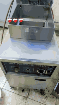 السلام عليكم غراض مطعم  جدر كنتاكي وعجانة ومال همبركروغلاط وفرن بيتزا طابقين مشواية كص مشواية دجاج كلة نضيف موهواي مستعمل الشراي يتصل***********
