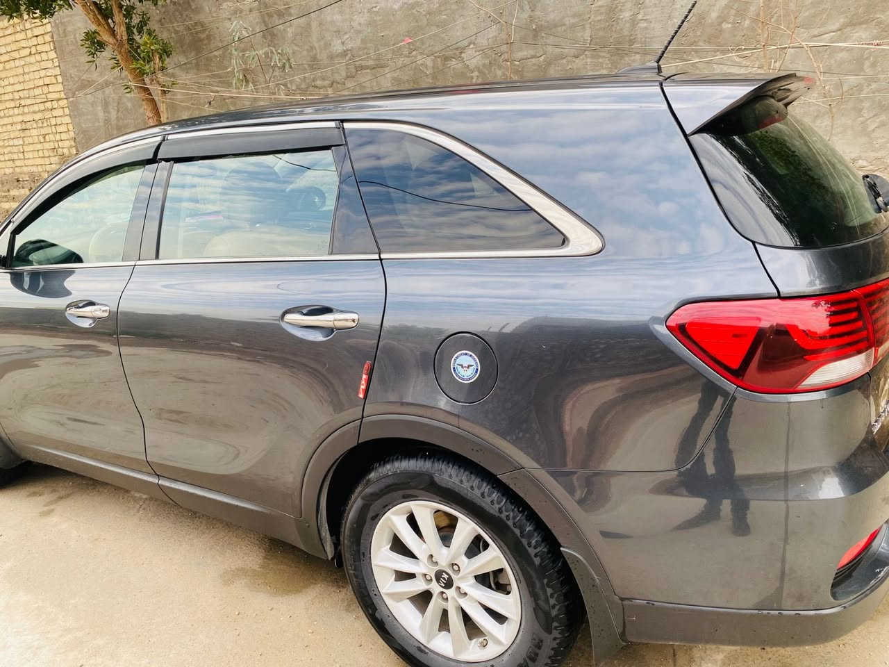 سورنتو ٢٠٢٠ سياره قطعه وحده حادث خفيف جاملغ عكس سايق فقط مكان بغداد السعر 210 رقم  بغداد 
***********
