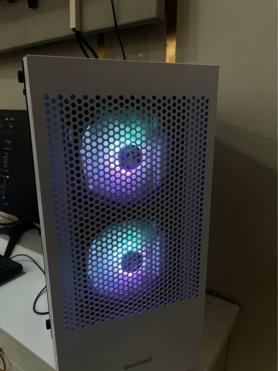 تجميعة كاملة مكملة جديد 
شاشة 22 فول اج دي 
75hz
فريم لس بدون اطار 
بدون توهج  جديدة فقط مستعملة يوم واحد عندي 
Pc 
معالج رايزون 5 2600 3.5     سرعة 
مبرد غازي  
كيس جام RGB
كرت شاشة rx580 مكسورة سرعته xfx 
هارد m.2    256 
بور سبلاي 550 واط 
سستم سماعة بلوتوث صوت عالي 
انتنة واي فاي يلقط مسافات بعيدة 
بلوتوث بيهة 
رامات 16   8*2  3200سرعته 
كيبور نوعية وسط 
مكاني بغداد دورة مهدية الثانية 
استفسار اكثر *********** 
السعر الكلي 700 وبيهة مجال كلش بسيط بغداد, العراق
