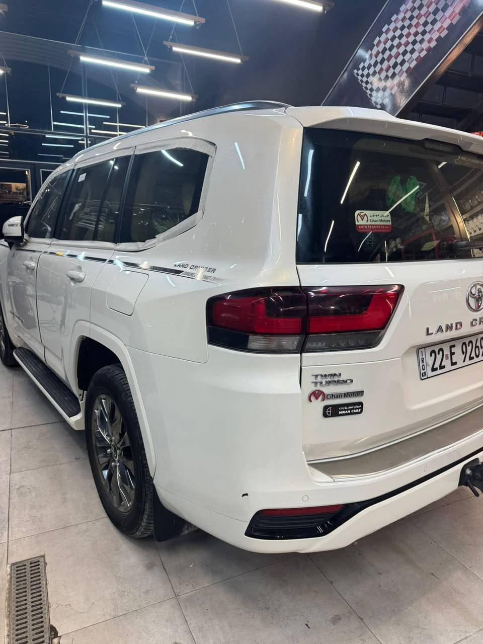 للبيع فقط نقد 
لاندكروز GXR  موديل 2024 فول مواصفات ماشيه 32 مكفولة كفالة عامة
محرك توين تيربو 
فتحة سلايت
جلد بيجي 
كشنات كهرباء
طفاية بلاد 
تشغيل عن بعد 
حساس امامي خلفي 
شاشة جبيرة 
تبريد بيانو 
ثلاجة
كشنات تبريد 
وباقي المواصفات المعروفة

السيارة جديدة كلش و على وضع الشركة اني مطلعهه من الوكالة رقم جديد وسنوية وبعدهه بضمان الشركة 
تبديل دهن بالوكالة و بانزين محسن جاهزة من كلشي 
مكاني النجف 
السعر 725 
***********
