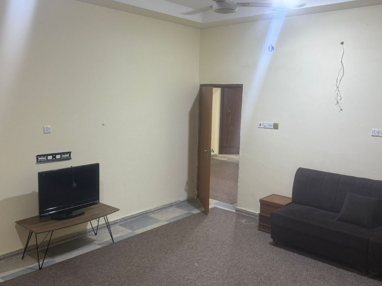 للأيجار
شقه طابق اول  بأربع شوارع تحتوي على غرفتين واستقبال ومطبخ وصحيات سعر الأيجار 500 قفل
07738للأيجار 
 شقه طابق اول  بأربع شوارع تحتوي على غرفتين واستقبال ومطبخ وصحيات سعر الأيجار 500 قفل تواصل مع  الرقم واتساب ***********
