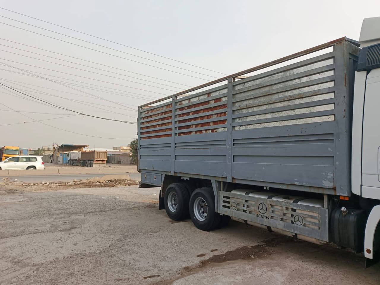 سلام عليكم بدي للبيع كامل جادر مطري  كامل مكمل بريص اربعه ونص  كول 37العرض مترتين ونص رتفاع مترتين   وتلاثين رقم الهاتف ***********
