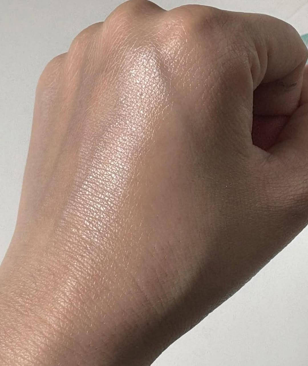 سيروم Anua 100+ PDRN + Hyaluron (حمض الهيالورونيك مع PDRN).
سيروم مرطّب ومُرمّم للبشرة، يجمع بين حمض الهيالورونيك للترطيب العميق وPDRN (مكوّن يساعد على تجديد البشرة ودعم إصلاحها).

الفوائد:
 ترطيب قوي وعميق للبشرة
 تحسين مرونة الجلد وتقليل مظهر الخطوط الدقيقة
 تهدئة البشرة وتقليل الاحمرار
 دعم تجديد الخلايا وإصلاح الحاجز الجلدي
 يعطي نضارة ولمعة صحية

 مناسب لجميع أنواع البشرة
 مثالي للبشرة الجافة والحساسة
 مفيد للبشرة المجهدة أو المتضررة
* يمكن استخدامه للبشرة الدهنية لأنه خفيف وغير دهني


**إذا كنت صاحب هذا الإعلان وتريد حذفه لأي سبب، رجاءا أرسل رسالة إلى الدعم الفني**
