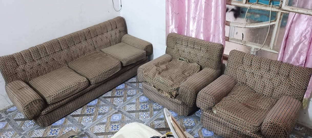 السلام عليكم متاح للبيع مكاني بابل محاويل 

تخم تسكام الخشب الصاج القديم درجه اولا لاكسر ولا اي شي 

اربع كراسي 
وثنين قنفات 
سيت كامل 

للبيع فقط سعر ((200)) الف وبي مجال 

*********** واتساب
