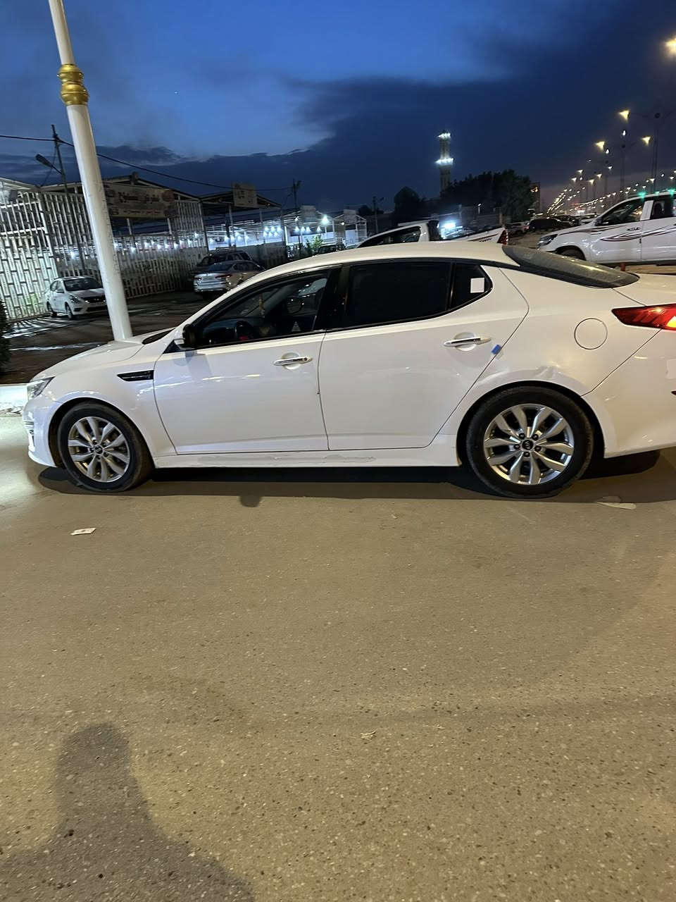 كيا اوبتيما 2015رقم بصره دولي خليجيه وباسمي مكينه 2000طخم تاير جديد ماشيه 140السياره مكفوله من الصبغ والظربه والبادره 
ماعدا تبديل باب الخلفي جهت السايق ابيض صدفي بلون السياره مال الوكاله خليجي شرط مابين سياره فول موصفات ماعدا البصمه  السعر 155
واذا اكو مراوس بسوناتا خليجه 
(14او 15) المهم خليجيه

‭0782 716 5496‬ناصريه مركز
