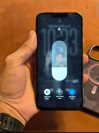 13 برو ماكس 256GB، الظهر مفطور البطارية 77%. الجهاز شغال الشاشة مبدلة....