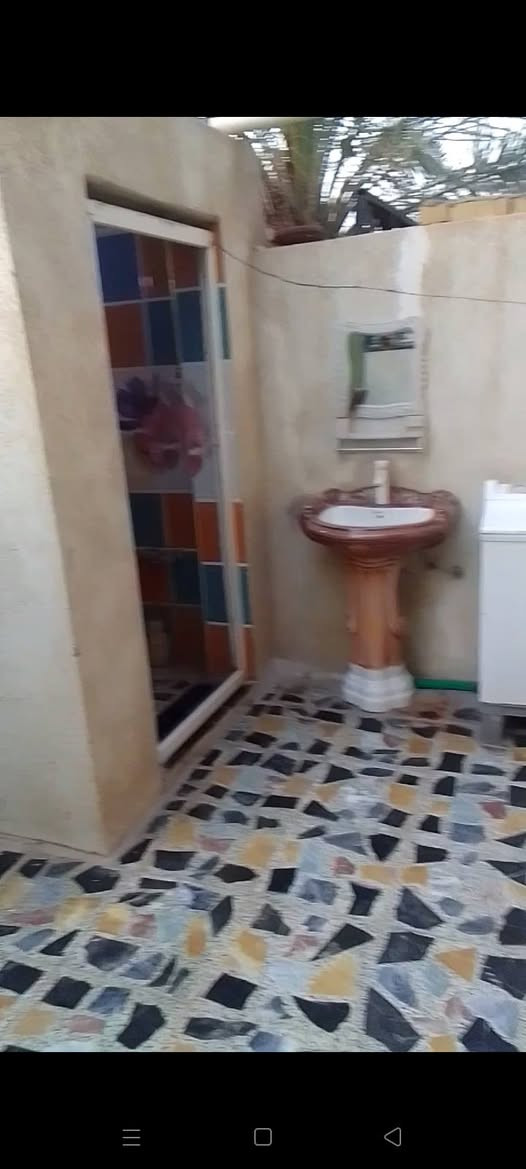 سلام عليكم بيت 100متر للبيع بناء حديث درجة اولى طابقين كامل من كل النواحي ابو رمانه  الطرق اي استفسار ***********
