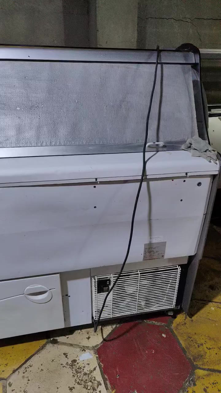 سلام عليكم عندي عارضات ايسكريم شرط الشغل وحده حجم كبير 220 سم شغاله وجاهزه ايطالي مثل ماموضح 16 بلانك كبير والثانيه الحجم الصغير 10 بلانكات شرط الشغل ايطالي كلش نضيفه مع انتاجية ايسكريم ومجمده الحجم الكبير 220 سم تقريبا جديده ممشتغله هواي 
السعر العارضه الكبيره 20 ورقه 
والعارضه الصغير 18 ورقه 
الانتاجيه مليون ونص 
والمجمده ب700 الف  
مكاني كربلاء حي العسكري 
***********
يرهمن اقساط العارضات مع توفر الضمانات
