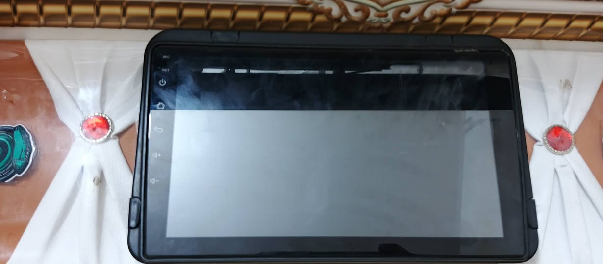 السلام عليكم شاشه للبيع هيه والسماعات شغالات على الفحص الشاشه مواصفات المكان بغداد رقم ***********
