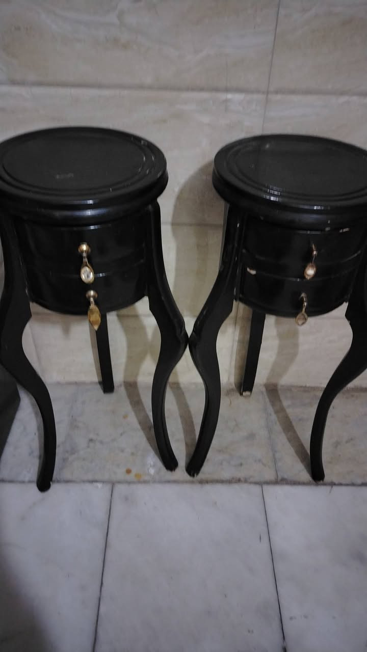 السلام عليكم غراض للبيع بغداد البنوك *********** الميز وطبله بلوط وسطيه و مرايا وكومديات جزامه نظيف جدا السعر مناسب وكومديات طبلات انتيكا السعر الوحده ٦٠ واذا اثنينهن ١٠٠ ولوحات صور اطارهن خشب
