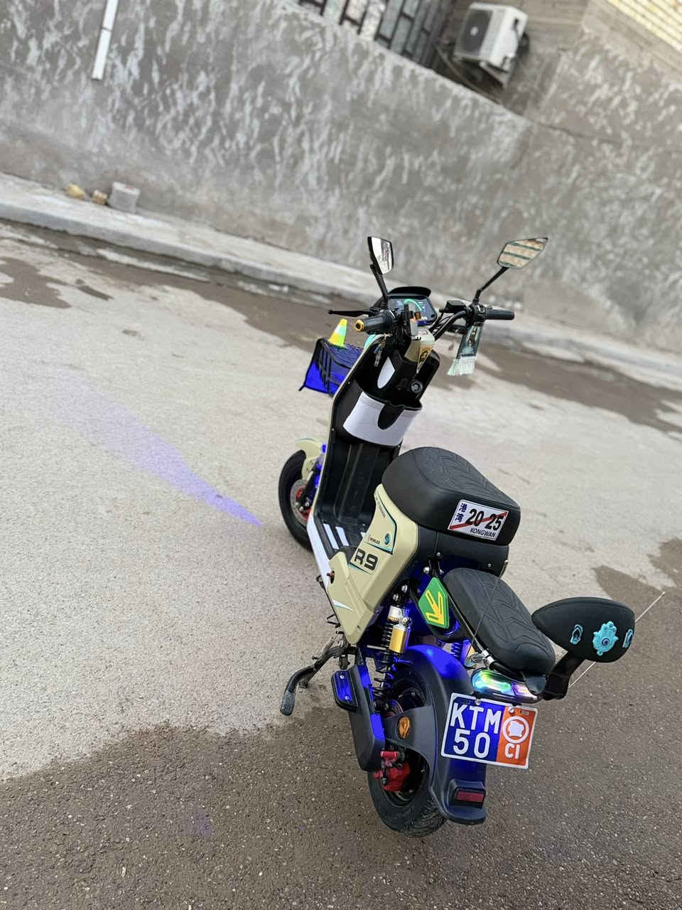 ( السلام عليكم )
 دراجه شحن للبيع فول موصفات 
نوع الدراجه ار 9
خمس بطاريات كبار 
موديل 2026 وصل الشركه موجود 
لايت عالي ناصي 
هورن ستاند تلفون 
بلوتوث بك ترجع  
شخط ما بيه بعده جديده 
مكان الدراجه بغداد الزعفرانيه 
السعر 550 وبيه مجال ما متواجد على الفيس فقط وتساب 
رقم الهاتف (***********)
