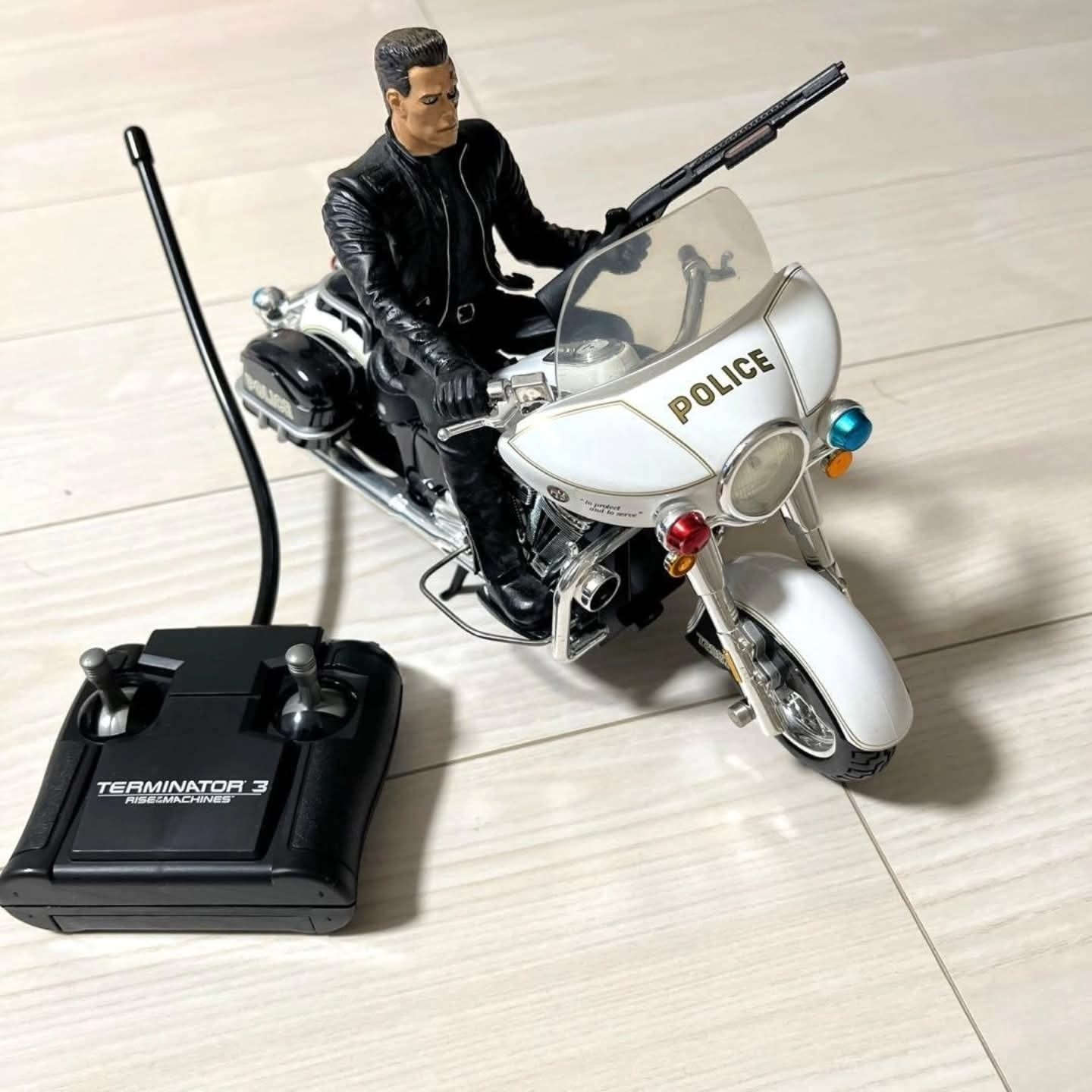 🤖🔥 لعشاق التحف السينمائية والقطع النادرة 🔥🤖

TERMINATOR 3 – T-850 & Police Bike (R/C) – مقياس 1/10
مو مجرد مجسم… هاي قطعة عرض + لعبة تحكم حقيقية بالريمونت! 🎮

✔ دراجة شرطة قابلة للحركة بواسطة الريمونت (Radio Control 27MHz)
✔ شخصية T-850 بتفاصيل واقعية جداً من الفيلم
✔ أجزاء كروم ولمعة احترافية نفس الدراجة الأصلية
✔ إكسسوارات الأسلحة الصغيرة (Small Arms)
✔ مناسبة للعرض داخل العلبة أو خارجها
✔ إصدار قديم 2003 – قطعة كوليكشن ترتفع قيمتها مع الوقت

📦 الحالة: ممتازة جداً
الكرتون موجود (بيه آثار خزن خفيفة فقط)
القطعة نفسها نظيفة وجاهزة للعرض أو الاستخدام

🎯 تصلح لـ:
– هواة التجميع
– محلات الديكور والألعاب
– هدية فخمة ومختلفة
– عشاق Terminator

📩  للحجز راسل خاص او ***********
https://www.instagram.com/iraqiretroshop?igsh=OXp3czFkYXBmOWhq
