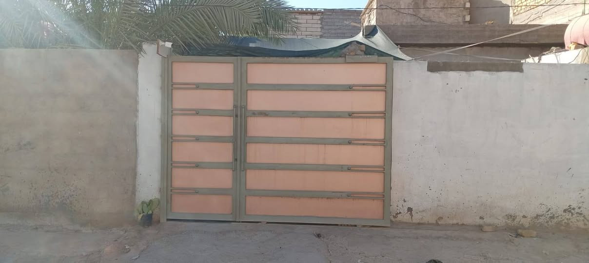 سلام عليكم 
بيت للبيع 
المساحة 160 م
استقبال ديكور + حديقة + كراج + مطبخ + غرفتين + صالة + صحيات 
بناء حجر صب  كونكريت مسلح
ارضيه البيت كلهة بورسلين درجه 1. مطبخ +صاله + استقبال سيراميك. البيت كله سقوف ثانويه 
العنوان. البراكيه نهاية شارع معمل الاسمنت قرب فلكة المعمل يبعد عن الشارع العام 100 م. خدمات متوفرة بلكامل 
للأستفسار. خاص او على الرقم ***********
سعر 45 وبي مجال للشراي
