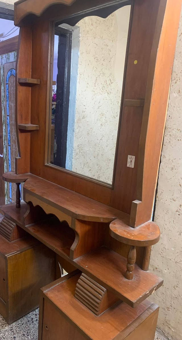 زاويه وميز تواليت ابيعهن سوه بيع سريع 
ب50 ألف فقط 
*********** واتساب
