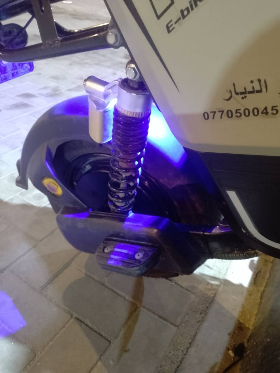 السلام عليكم للبيع ار 8 دراجه جديده ونضيفه كلش بطاريات جدد قبل شهر شديتهن كهربائيات كله شقاله من الطول للطول تايرات جدد دراجه عله وضع البلاد السعر 350 وبيهه مجال للشراي الرقم *********** متواجد فقط واتساب راسلني وانه خادم
