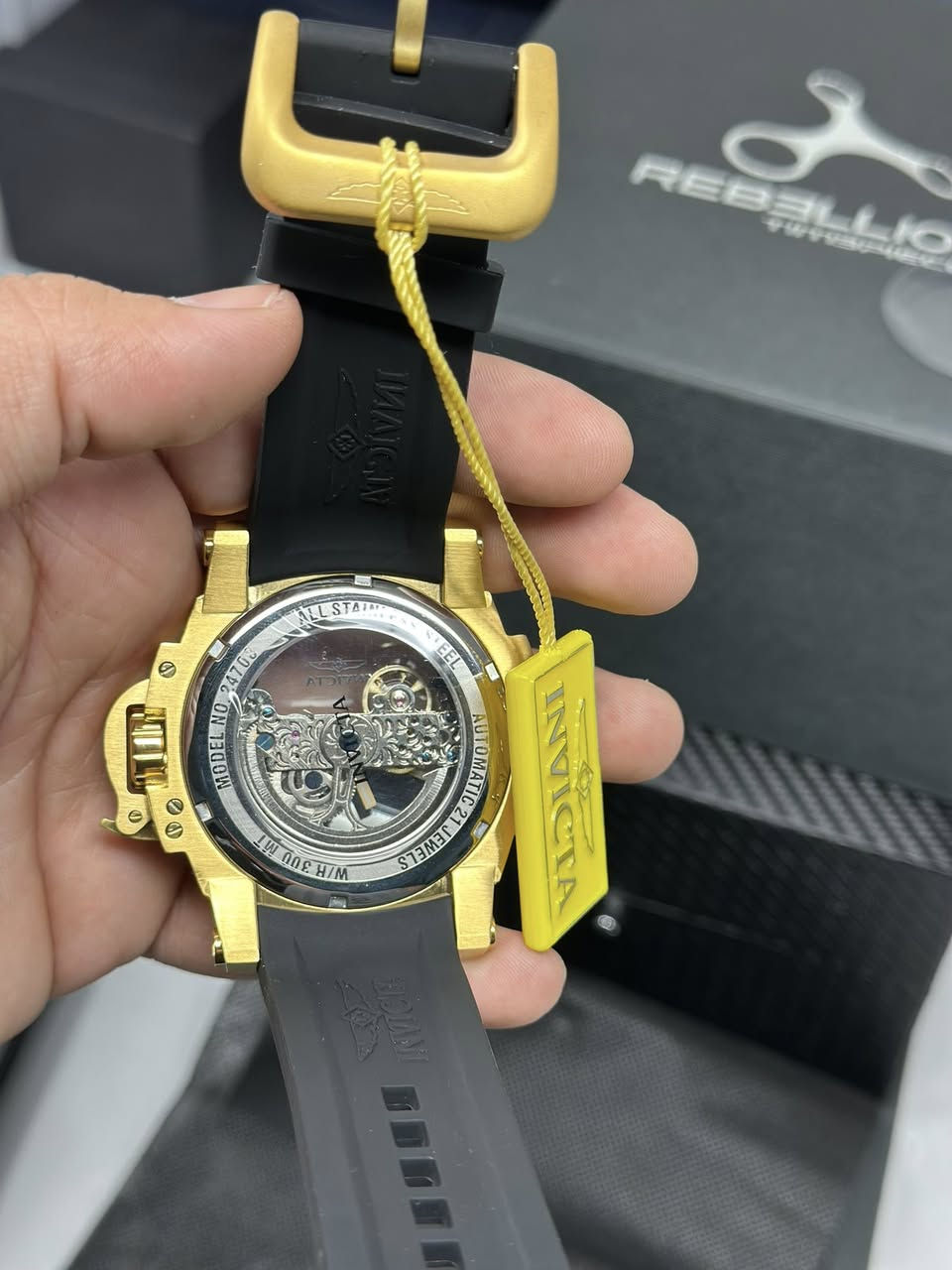 ساعه انفكتا سعرها بلموقع 630$
القطعه اصلي 
ضخمه وزن ثقيل 
مختمه من كل مكان سير وقفل وضهر 
مقاومه للماء 300m
قفل بحري 
لامينوس بلكامل 
زجاج زفير مقاوم للخدش طلاء ثابت 
((مزاد من 50 الف))


**إذا كنت صاحب هذا الإعلان وتريد حذفه لأي سبب، رجاءا أرسل رسالة إلى الدعم الفني**