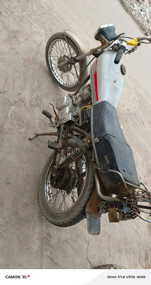 السلام عليكم انه مكلف بالنشر
دراجة ادوات للبيع السعر 300 الف للاستفسار اكثر الاتصال على صاحب الدراجه *********** 
النعوان بصرة تنومة
