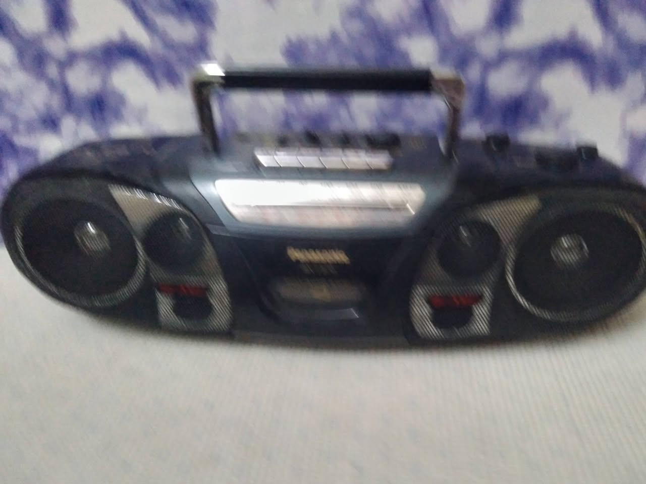 جهاز ماركة Panasonic
راديو 4 موجات
مسجل شغال بالكامل 
ميزةfull auto stop 
صوت صافي ونقي
كهرباء 220وبطارية 6
واتس اب ***********
يوجد توصيل
