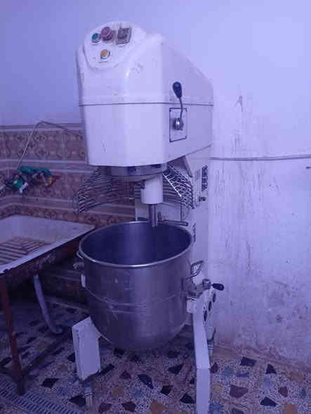 سلام عليكم عدي هذا الخلاط للبيع 80 لتر 
***********
