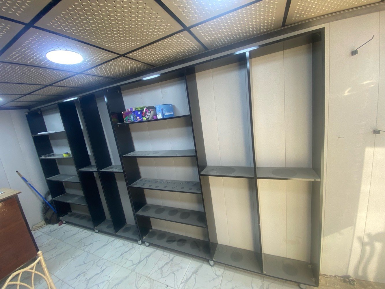 رفوف mdf مع ميز جديدات 
الرف يتحمل حمل ثكيل شغل درجه اولى
***********