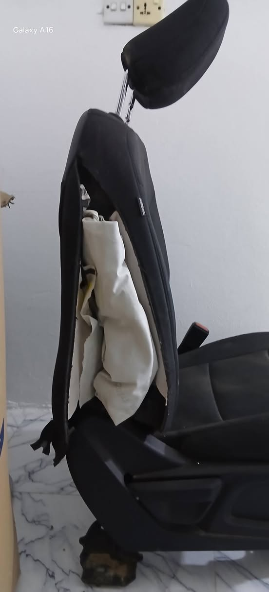 مقاعد اماميه مقعد السايق كهرباء بدون اي ضرر اومقعد  الراكب عادي بدون مواصفات طاك الايرباك او فرس بوليسي للبيع السعر 250الف للتصال ***********

