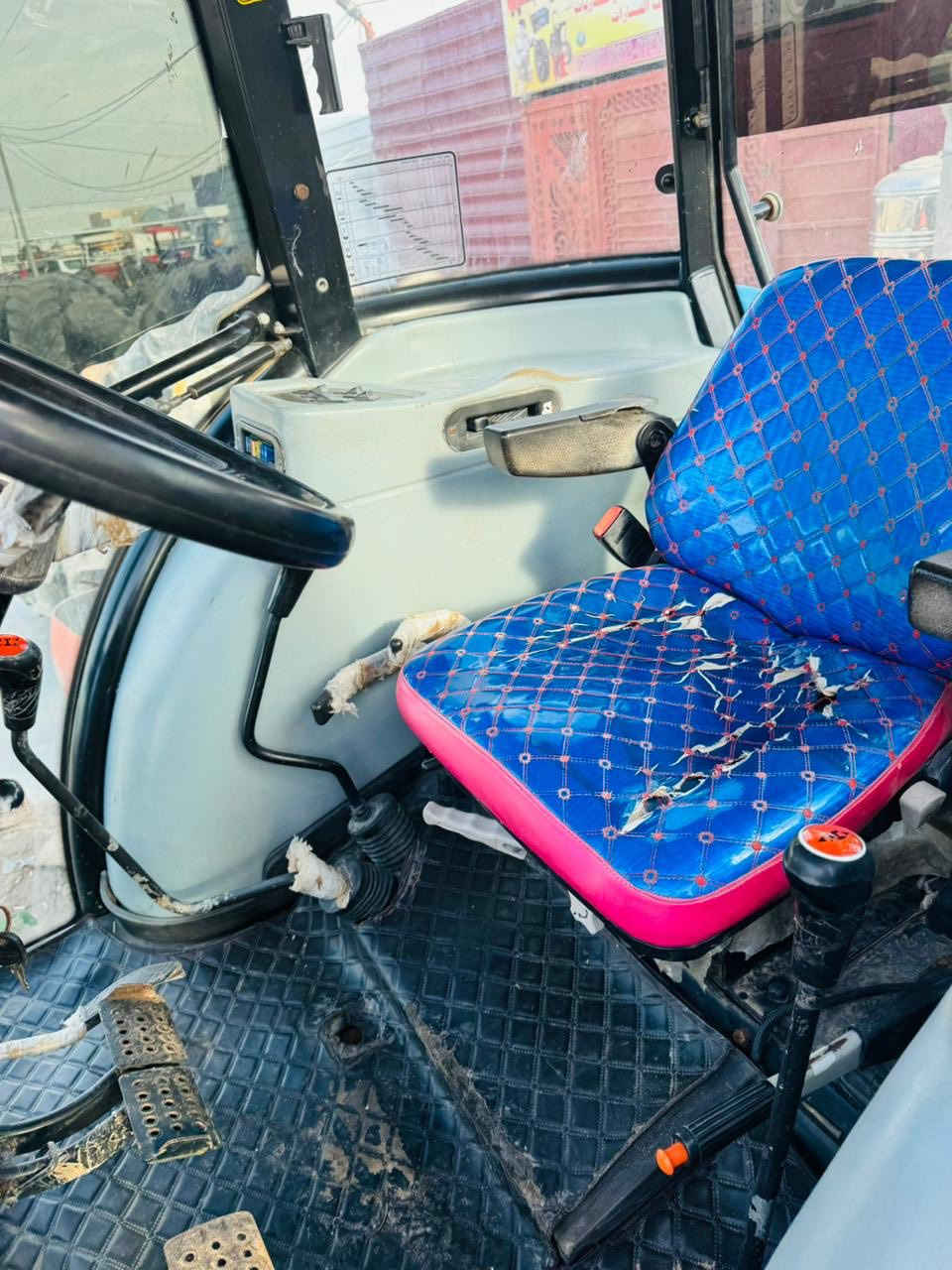 نيهولند موديل 2011 حجم95 مكينه كفاله عامه ع وضع الشركه فول عادي بك صفحه مكينه جاهزه سنويه ورقم اربيل ***********مكان واسط
