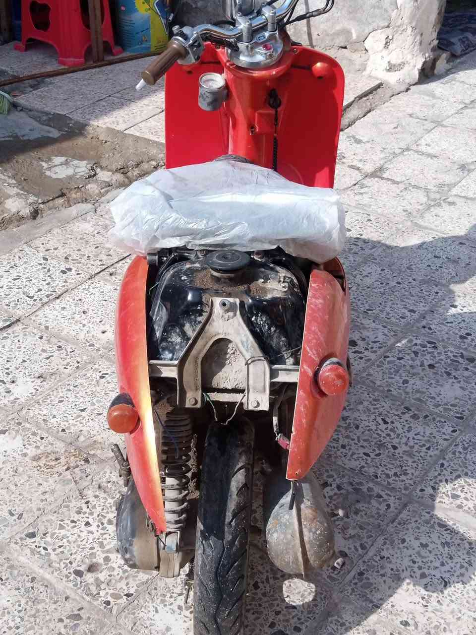 سلام عليكم دراجه نوع كلاسيكي شقاله  مكينه مامفتوحه سعر (رخيص) بس الدبه مال الدهن بيه فطر زغير وبنچره  وياهه ويل هوه وتاير خلفي لشراي يتصل على هاذ الرقم ***********
