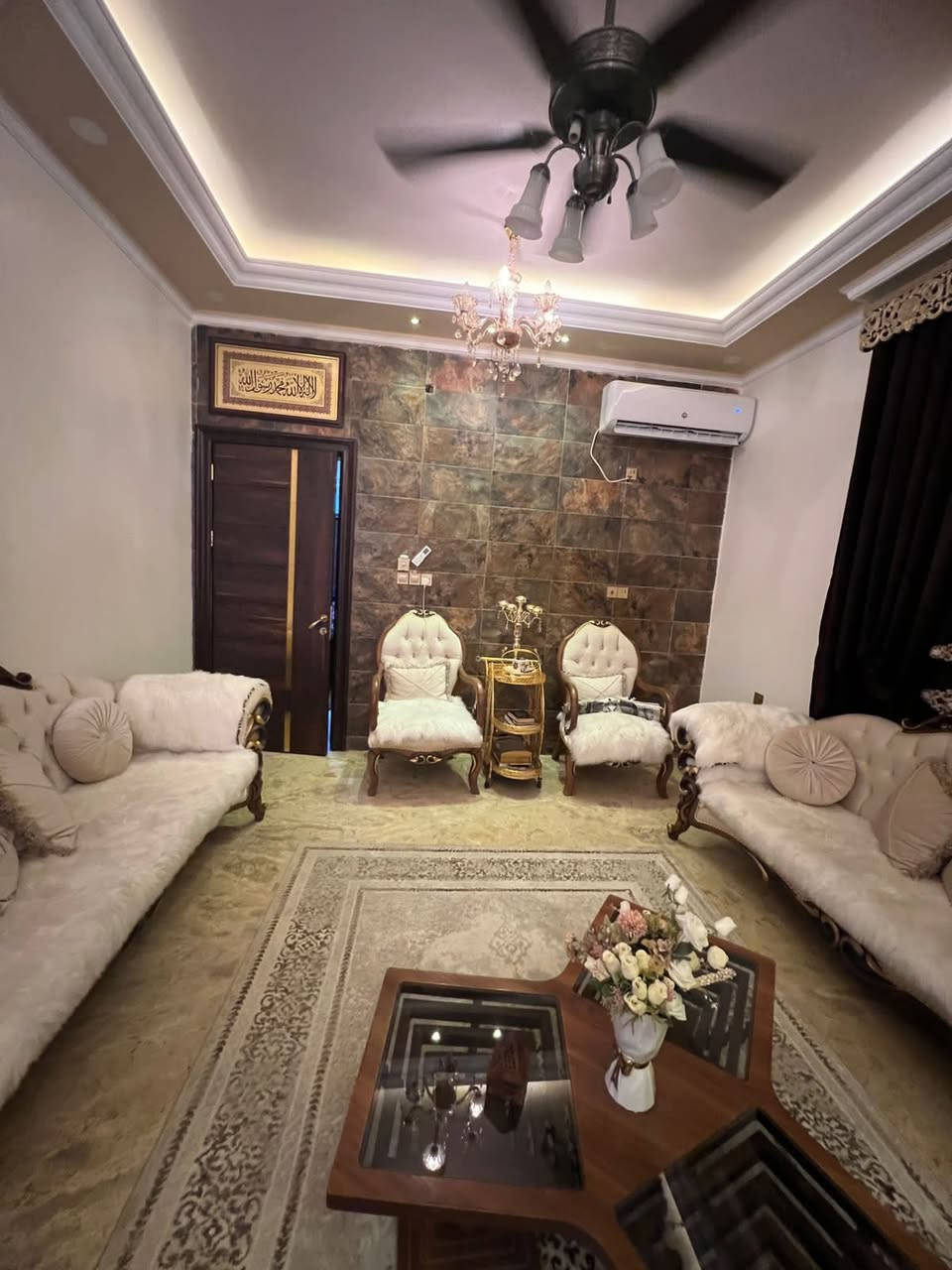 دار للبيع في مجمع الدوح بسعر مناسب جداً.

مساحة ٢٥٠ متراً، بناء شخصي صاحب البيت.

تفاصيل البيت:
غرفتان وصالة واستقبال ومطبخ وصحيات وكراج سيارة وحديقة.
بناء جديد حديث.

مطلوب قرض ٢٠ مليون، تسديد شهري ١٣٧ ألفاً.

‭٠٧٨٠ ٨١١ ٩٧٦٣‬

موقع المكتب السماوة إسكان مقابل صيدلية رواد
