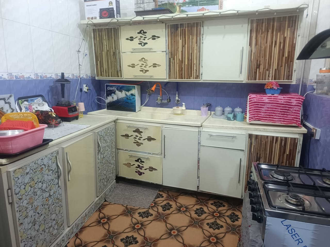 السلام عليكم كاونتر البيع نضيف قياس مترتين ونص سعر 230وبي مجال مكانه كوفه رقم ***********
