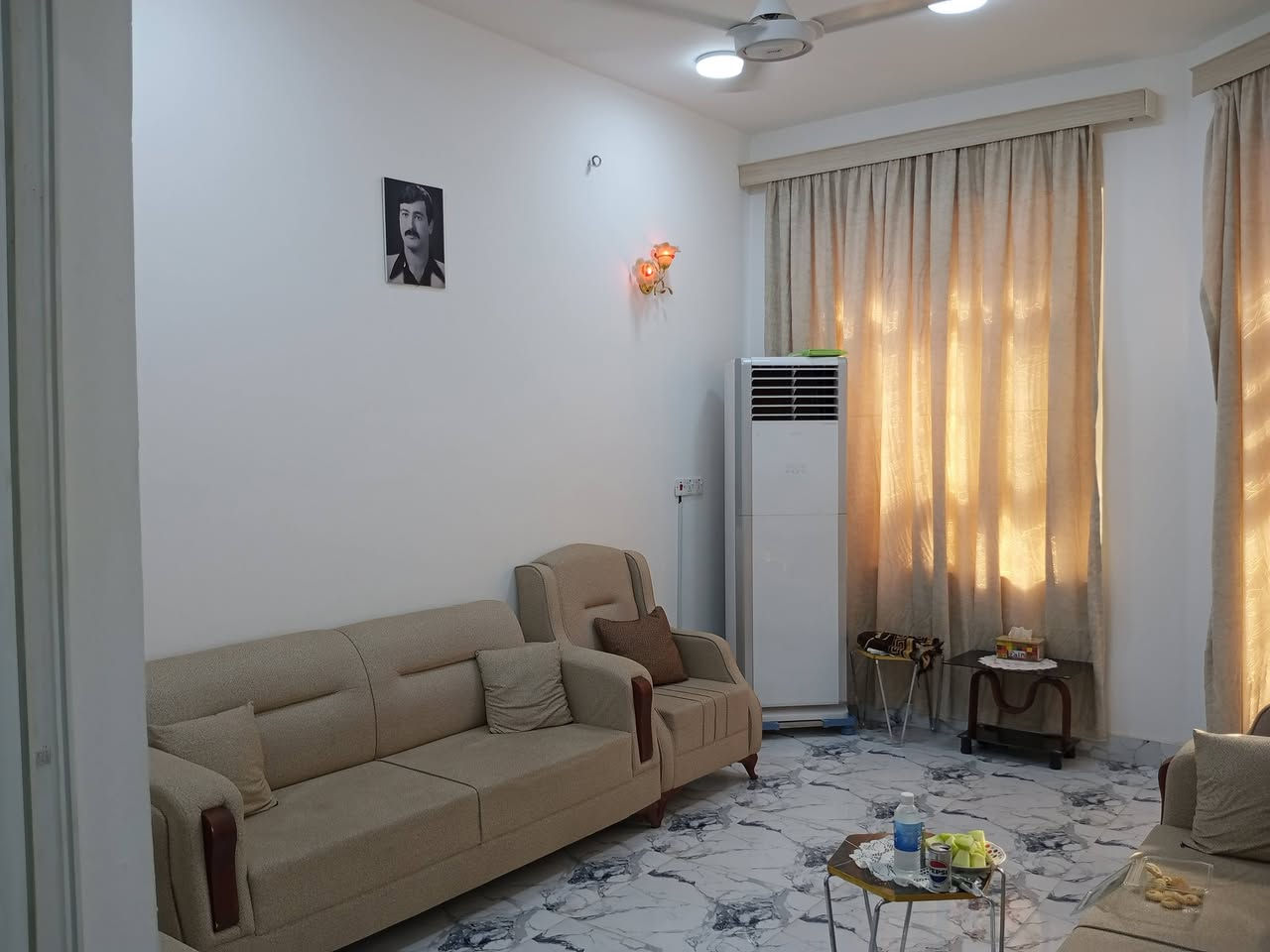 بيت للبيع 
100م 
يحتوي البيت على صيحات عدد 2 
واستقبال ومطبخ وغرفه نوم 
وسطح مطل على الاتجاهين 
بهرز باب الخان فرع بيت جبان 
***********
