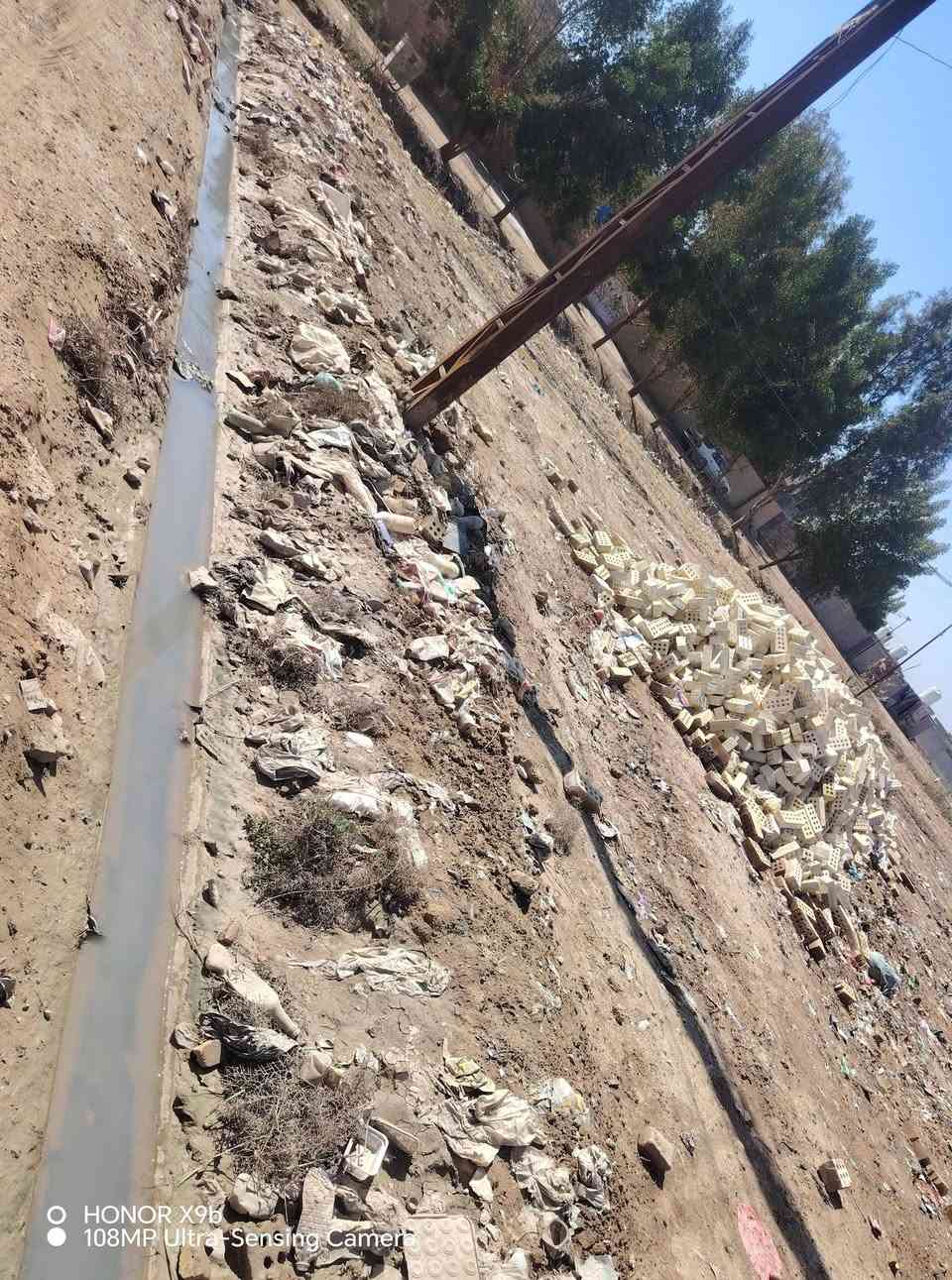 السلام عليكم قطعه البيع المساحه ٢٣٠ متر وجه شارع تبليط امي كهرباء مجاري دوانم مقابيل سواق سوداني بشارع ترتر ***********
