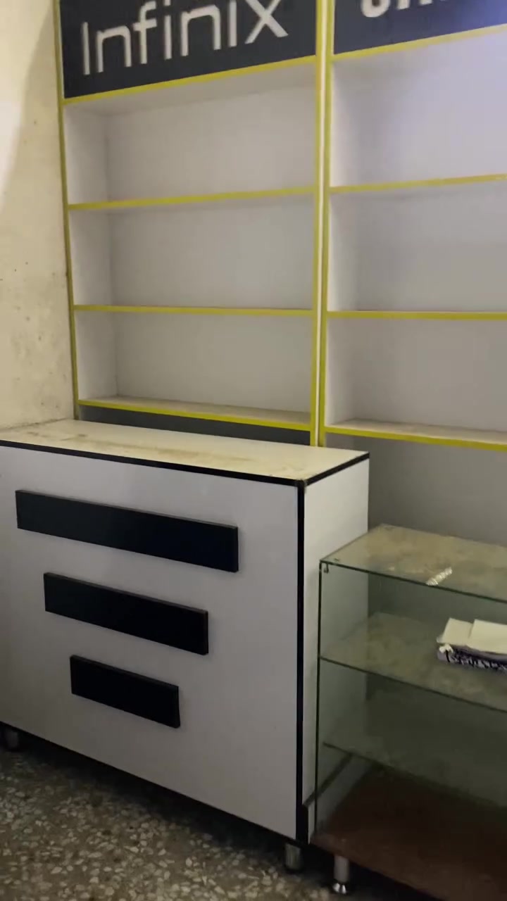 السلام عليكم عندي هذا الديكور مال مال محل كلش نظيف اليفيده شراي يتصل عل الرقم سعره 450 مكاني. بغداد ***********
